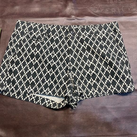 Gap Womens 10R Mid-Rise Black Geometric Print Shorts Cotton Preppy Summer‎ - Picture 2 of 13